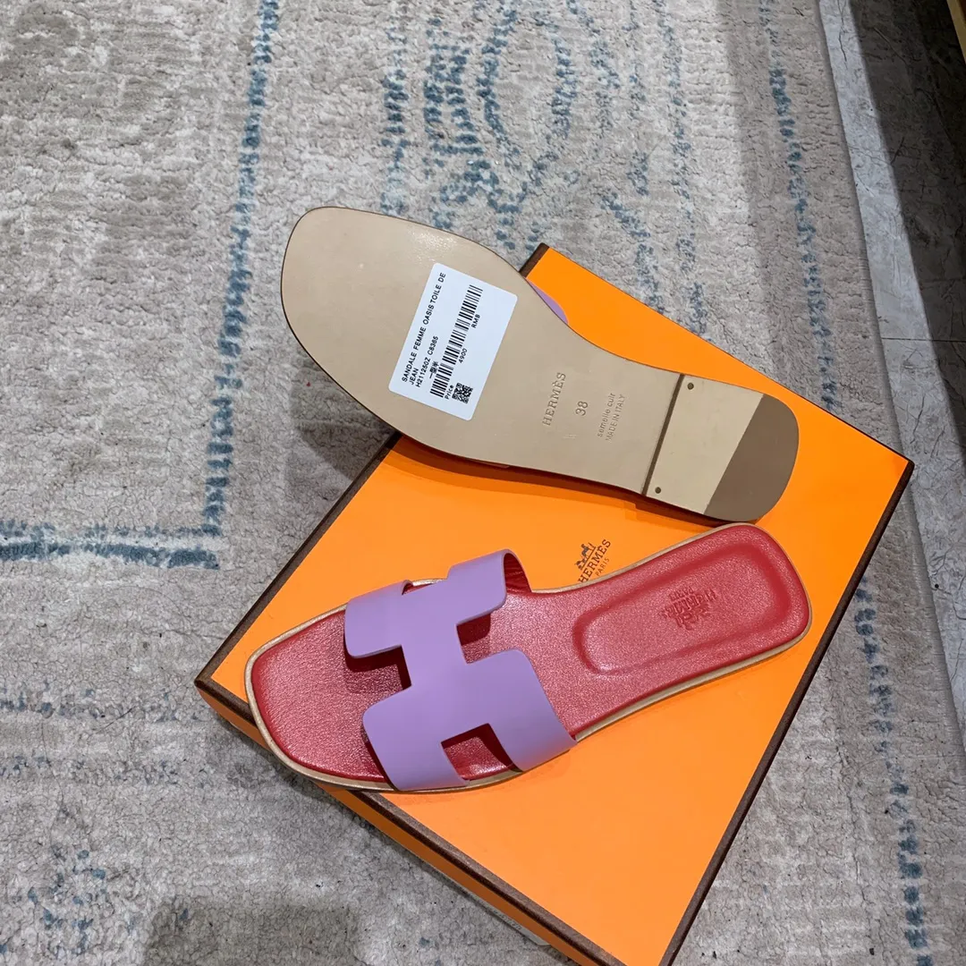 👟👟Ex-factory price 480👟👟 Classic cowhide series Newly revised version (Hermès) Packaging upgrade, version workmanship material upgrade The highest version of Hermes handmade shoes in the market Top product Hermès H slippers Flat slippers —————————— The most classic, real handmade shoes, even the number of stitches is the same as the original version, purely handmade by masters The highest version in the industry Italian imported cowhide + original customized Australian sheepskin feet + genuine leather outsole, top exclusive packaging box 35-39 (34.40.41.42 custom-made, non-refundable)